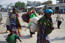Menschen aus Somalia flüchten in die Nachbarländer Äthiopien und Kenia. Viele von ihnen sterben bereits auf dem Weg in ein rettendes Flüchtlingslager. Foto: reuters/Feisal Omar