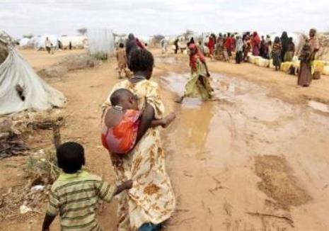 Besonders schwer trifft die aktuelle Hungersnot Äthiopiens Nachbarland Somalia, von wo aus zahlreiche Menschen über die Grenzen flüchten. Foto: REUTERS/Natasha Elkington