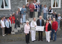 Alle Helferinnen der Waffelgruppe und im Vordergrund (von links nach rechts): Marianne Heinz, Dr. Martin Müller, Bürgermeister Herr Evers, Christine Knüpfer, Horst Heinz und Bernd Eckhardt. Foto: privat