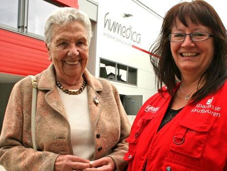 Frau Bazille (links) vom kreativen Arbeitskreis bei ihrem Besuch der humedica-Zentrale, bei dem sie die Spenden an humedica-Mitarbeiterin Rita Herz übergab. Foto: humedica/Joachim Panhans