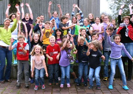 Nur ein kleiner Teil all der Mädchen und Jungen, die 8.130,80 Euro erlaufen haben. Sportliche Leistung, der unser Dank gebührt. Foto: humedica/Clemens Matern