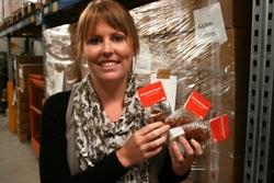 25.000 dieser Tütchen mit Bonbons warten im humedica-Lager darauf, für "Geschenk mit Herz" verpackt zu werden. Foto: humedica/Joachim Panhans