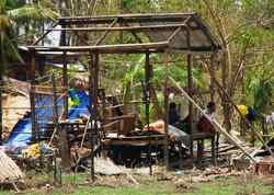 Zyklon Nagris wütete im Jahr 2008 und ließ dieser Familie in Myanmar außer dem Gerüst ihres Hauses nichts zum Leben. Foto: humedica
