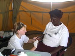 Die Freude über die aus dem Ausland angereisten Helfer ist groß bei den Betroffenen der Überschwemmungen. Im Bild: Medizinstudentin Daniela Kampmeyer mit einer Patientin. Foto: humedica