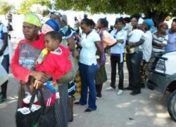 Die Not bleibt weiterhin groß. Entsprechend schnell bilden sich lange Patientenschlangen nach der Ankunft des humedica-Teams. Foto: humedica