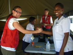 Hand in Hand mit den einheimischen Pflegekräften gegen das Leid der Betroffenen. Katharina Plenk mit einer lokalen Krankenschwester. Foto: humedica