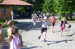 Über 130 Schüler der Grundschule Pürgen gaben alles im Sponsorenlauf für Kinder in Äthiopien. Foto: humedica/Susanne Merkel