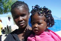 Die junge Mutter Julia mit ihren kleinen Tochter, die von demhumedica-Team behandelt werden konnte. Foto: humedica/Maren Kuchler