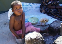 Schlechte hygienische Bedingungen und der bevorstehende Winter erschweren die Lebensbedingungen erheblich. Foto: humedica/Maren Kuchler