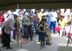 Dass "weiße Ärzte" kostenlose Behandlungen vornehmen, welche sich viele der Menschen in Namibia sonst nicht leisten könnten, hat sich herumgesprochen. Foto: humedica/Jörg Eich