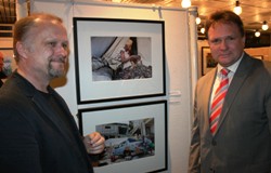 Der Fotograf Thomas Grabka (mit Oberbürgermeister Bosse re.) ließ es sich nicht nehmen, bei der Erstausstellung in Kaufbeuren anwesend zu sein. Auch zur Vernissage in Kempten wird er anreisen. Foto: humedica/Daria Napieraj