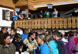 Mit Segenswünschen für seine Reise verabschiedeten sich Heinz Allgaiers Freunde bei einem Weißwurstfrühstück von ihm. Foto: humedica/Daria Napieraj