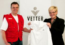 ...sondern auch über die gespendete Reinraumkleidung der Firma Vetter Pharma. Fotos: privat