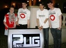 Zwei der Veranstalter des Abends, Manuel Leinung und Florian Stöckmann, mit humedica-Mitarbeitern vor dem Leipziger Veranstaltungszentrum. Foto: humedica/ Daria Napieraj