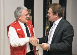 Dr. Thomas Goldschmidt, Vorstand der Sparkasse Neu-Ulm-Illertissen, überreicht den Spendenscheck der Stifter an humedica-Geschäftsführer Wolfgang Groß. Foto: privat