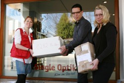 Der Augenoptikermeister Herr Single und Frau Zahn bei der Übergabe der Spende an die humedica-Mitarbeiterin Ruth Bücker. Foto: humedica/ Daria Napieraj