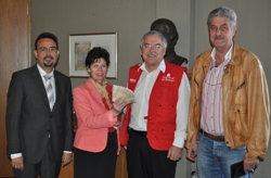 Bürgermeister Klaus Holetschek (v.l.n.r.) lud Frau Hildegard Stapfer vom Kurhotel Luitpold, humedica- Geschäftsführer Wolfgang Groß und Herrn Winfried Stapfer zur Spendenübergabe in das Rathaus der Stadt Bad Wörishofen ein. Foto: Frau Donath