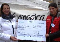 Der humedica- Mitarbeiterin Verena Göttlich, Projektsachbearbeiterin für Haiti, wird der Sternstundenscheck mit einer Gesamtfördersumme von 113.819 Euro überreicht. Foto: humedica/ Daria Napieraj