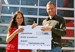 Firmenleiter Herr Saveur übergibt den symbolischen Spendenscheck an humedica. Foto: humedica/ Steffen Richter