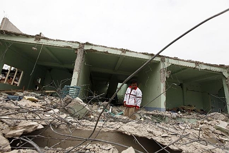 Die Bilder nach großen Beben ähneln sich: Schock und Verzweiflung bei den Betroffenen angesichts der massiven Zerstörungen. Foto: REUTERS_Soe Zeya Tun