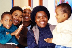 Sibongile beschäftigt mittlerweile zwölf Frauen aus dem Township, die allesamt ein großes Herz für die Kinder haben. Foto: humedica