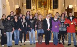 humedica-Mitarbeiter Florian Klinner (rechts) freute sich gemeinsam mit den "Sunnies" über eine gelungene Benefizveranstaltung für Japan. Foto: humedica