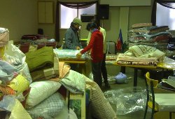 Freiwillige Helfer packen Hilfspakete zusammen, die in der Region um Sendai verteilt werden. Vielen Dank, dass Sie mit Ihrer Spende weitere Maßnahmen ermöglichen. Foto: Privat/Connie Justus