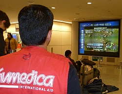 Die Rückkehr des Ersteinsatzteams aus Japan (Foto: Flughafen Narita, Tokio) bedeutet kein Ende der Hilfsmaßnahmen von humedica im Land. Wir möchten den zahllosen Menschen in Not weiterhin zur Seite stehen. Foto: humedica.org/Ruth Bücker