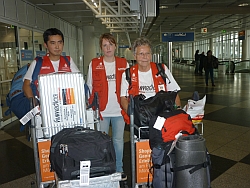 Satoshi Machie, Ruth Bücker und Dr. Irmgard Harms (von links) bei ihrer Ankunft in München. Der Rest des Teams war in Frankfurt am Main gelandet. Foto: humedica