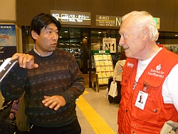 Andrew Kuroda (links) war auf dem Weg zu seiner Familie in Sendai, als er am Freitag vom Erdbeben gestoppt wurde. Er traf das humedica-Team (im Bild Prof. Dr. Bernd Domres) am Flughafen Narita in Tokio. Foto: humedica/Ruth Bücker