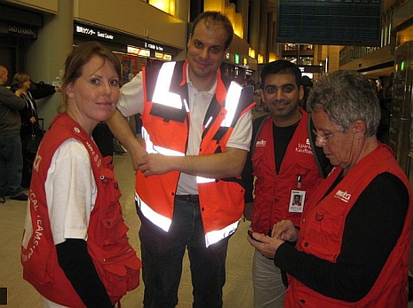 Ruth Bücker, SAT1-Reporter Thorsten Arnold, Rashid al Badi und Dr. Irmgard Harms am Flughafen Narita zu Tokio. Foto: humedica