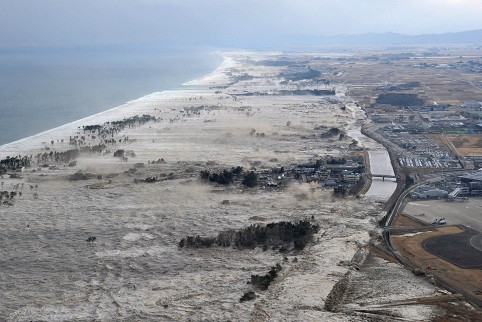 Heute Morgen (11.03.2011) raste ein Tsunami auf die Küste von Japan zu. Foto: AP