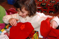 Mehr als 60.000 Kinder empfanden durch "Geschenke mit Herz" zu Weihnachten 2010 eine besondere Freude. Kinder aus dem Gewinnerprojekt können Sie mit Ihrer Abstimmung abermals zum Lachen bringen. Foto: humedica