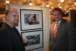 Der Fotograf Thomas Grabka (li.) mit dem Oberbürgermeister Stefan Bosse vor den Ausstellungsbildern. Foto: humedica/ Daria Napieraj
