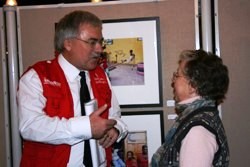 Wolfgang Groß, der Geschäftsführer humedicas, im Gespräch mit einer Besucherin der Vernissage. Foto:humedica/ Ruth Bücker