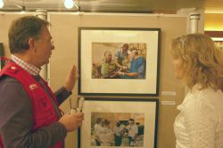 Ein Ehrenamtlicher erkennt sich auf einem Bild wieder, welches ihn im Haiti-Einsatz zeigt. Foto: humedica/ Sven Ramones