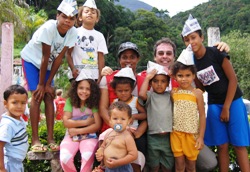 Die Kinder sollen wieder lachen können - auch wenn es nur Papierhüte sind, die humedica-Mitarbeiter mit ihnen basteln. Foto: humedica