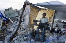 Die Ausstellung zeigt nicht nur Bilder der andauernden harten Realität, sondern auch Zeichen der Hoffnung, des Aufbruchs und der Zukunft in Haiti. Foto: Thomas Grabka