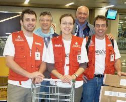 Simon Oeckenpöhler (links) mit dem humedica-Team nach ihrer Ankunft am Flughafen in Rio de Janeiro. Im Bild (v. l.): Dr. Martin Ulbricht, Katrin Hoffmann, Dr. Martin Laue, Dr. Rainer Berendes. Foto: humedica/Wolfgang Groß