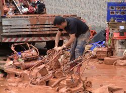 Schlamm und Erdmassen prägen oft noch das Bild in den Straßen der betroffenen Regionen. Foto: humedica/Christian Simmons
