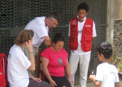 Viele Opfer des Erdrutschunglücks in Brasilien nahmen dankbar die schnelle Hilfe der humedica-Einsatzkräfte an. Foto: humedica/Simon Oeckenpöhler