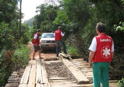 Noch immer sind abgelegenere Straßen vielerorts schwer passierbar. Weggerissene Straßenteile müssen mit Brettern überbrückt werden. Foto: humedica/Christian Simmons