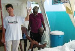 Die Lebensgefahr besteht bei Cholera in der totalen Austrockung des Körpers und damit verbunden Kreislaufkollaps und Herzstillstand. Um dem entgegenzuwirken, bekommen die Patienten Infusionen. Foto: humedica