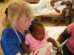 Insbesondere die Kinder sind Ärztin Annette Dier und Krankenschwester Antonie Riesen (Bild) ans Herz gewachsen. Foto: humedica