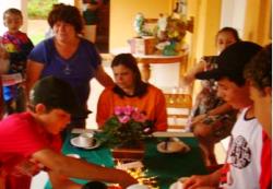 Vor wenigen Wochen noch konnte sich Adriana (Mitte) nur im Rollstuhl fortbewegen...