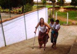 ... mittlerweile kann sie mit Gehhilfen bereits wieder auf eigenen Beinen laufen - und lachen kann sie auch wieder. Fotos: humedica/Volker Domres