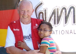 Die kleine Debora hat humedica-Koordinator Volker Domres ebenso in ihr Herz geschlossen, wie er sie in seines. Foto: humedica