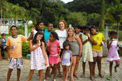Nathalie Nowak mit Kindern des humedica-Kinderdorfes. Foto: humedica