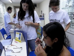 Vania und humedica-Einsatzkräfte beim Optiker. Foto: humedica