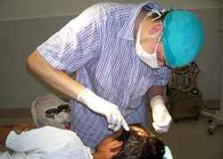 Matthias Völkner beim Nähen einer Platzwunde am Kopf. Foto: humedica